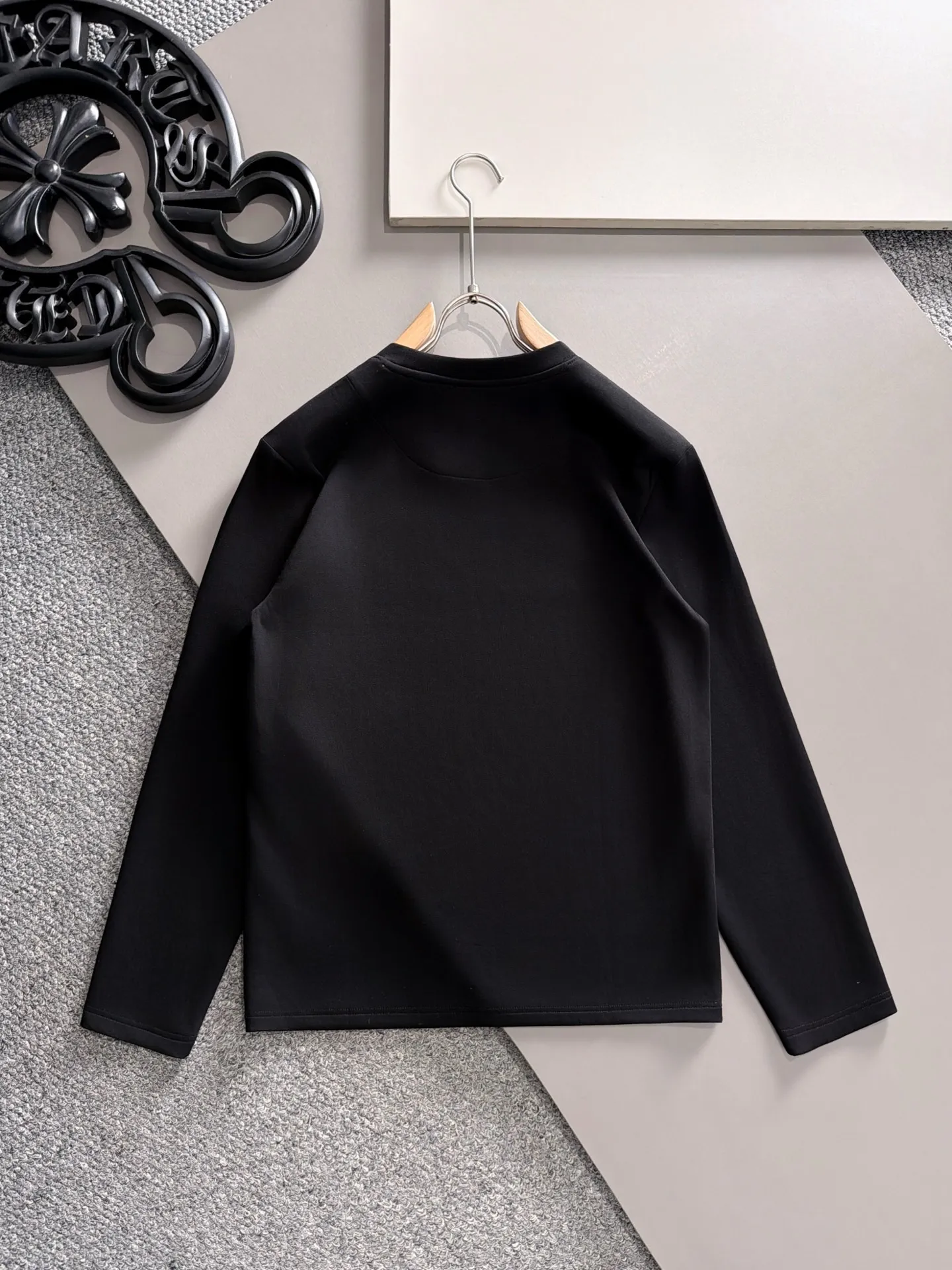, DG’s 2026 new season counter product, casual long-sleeved T-shirt [base layer], product from top trading company, heavyweight Premium product, Italian origin, perfect and first-class product! A single product with a strong sense of craftsmanship and logo design, which brings fashion aesthetics to the extreme. It is quite artistic and made of customized imported high-grade mercerized cotton material! The fabric is soft and comfortable! The details are designed in place, the construction is very unique and clever, the whole body is clean and neat, and the lines are simple and elegant. Suitable for wearing alone as a base layer! Color: White Black Sizes: M-3XL [Please state your height and weight when placing an order]